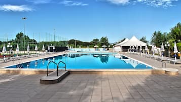 Piscine extérieure (ouverte en saison), parasols de plage
