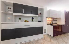 KĂŒhlschrank, Herdplatte, Wasserkocher mit Kaffee-/Teezubehör