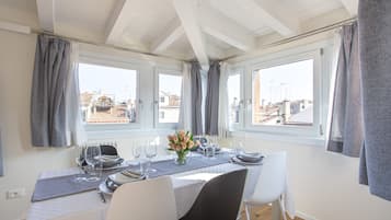 Apartment, 1 Bedroom | In-room dining