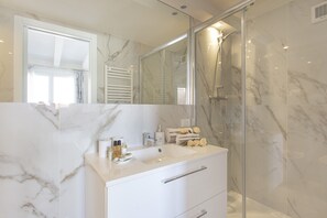 Appartement, 1 chambre | Salle de bain | Douche, douche à « effet pluie », articles de toilette gratuits