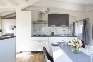 Apartamento, 1 quarto | Opções para refeição no quarto