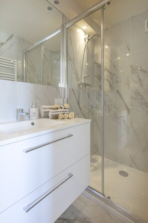 Apartment, 1 Schlafzimmer | Badezimmer | Dusche, Regendusche, kostenlose Toilettenartikel, Haartrockner