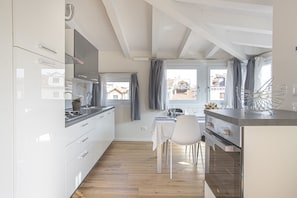 Departamento, 1 habitación | Cocina privada | Refrigerador con congelador, microondas, horno y parrilla de estufa