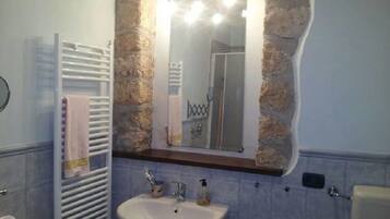 Apartment, 1 Bedroom | Bathroom | Shower, rainfall showerhead, hair dryer, towels