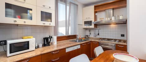 Departamento, 2 habitaciones (Wi-Fi) | Cocina privada | Refrigerador con congelador, microondas, horno y parrilla de estufa