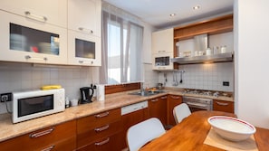 Departamento, 2 habitaciones (Wi-Fi) | Cocina privada | Refrigerador con congelador, microondas, horno y parrilla de estufa 