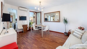 A modern living room with a dining area, a TV, and a large mirror. - Venice Rio dei Greci San Marco (Venice)