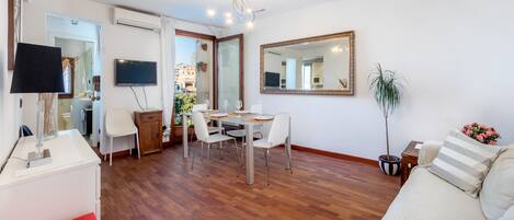 Appartement, 2 chambres (Wi-Fi) | Coin séjour | Télévision à écran plat