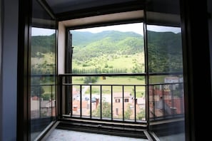 A window with a view of a green landscape and buildings. - La Casa di Villalago (Villalago)