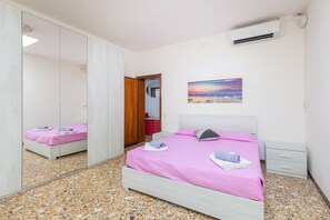 3 bedrooms, cribs/infant beds, free WiFi, bed sheets - Lovely Canal View (Venice)