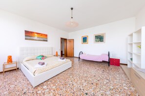 3 bedrooms, cribs/infant beds, free WiFi, bed sheets - Lovely Canal View (Venice)