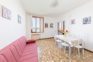 Apartment, 3 Schlafzimmer | Wohnbereich | Flachbildfernseher