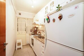 Appartement, 1 chambre | Cuisine privée | Réfrigérateur grande capacité avec congélateur, four à micro-ondes