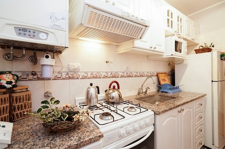 Refrigerador con freezer, microondas, horno, placa de cocina