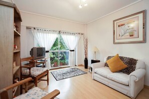 Appartement, 1 slaapkamer | Woonruimte | Televisie