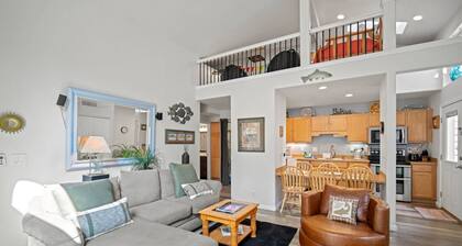 Nouvelle inscription, Condo rĂ©novĂ©! Master w / New King, A / C, piscine communautaire / bain Ă remous, vue sur la forĂȘt Nat'l