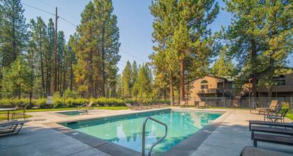 Fantastic Updated Family Condo, A/C, Next to Seasonal Pool & Hot Tub, Forest Views, Close 2 Golf