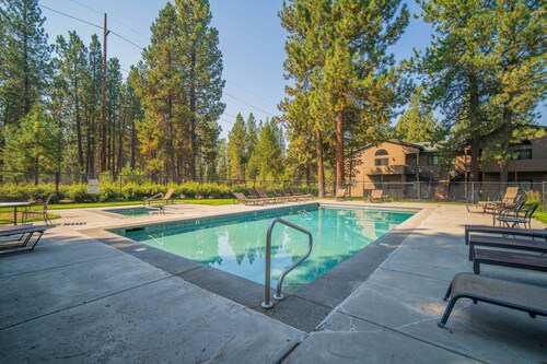 Nuevo listado, condominio remodelado! Master w / New King, A / C, piscina comunitaria / jacuzzi, vista al bosque nacional