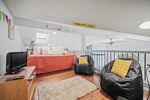 2 bedrooms, WiFi, bed sheets - Fantastic Updated Family Condo, A/C, Next to Seasonal Pool & Hot Tub, Forest Views, Close 2 Golf (Sunriver)