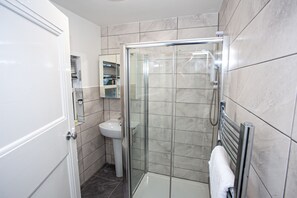 Bathroom shower - The Manchester Pad - Sleeps 12 (Manchester)