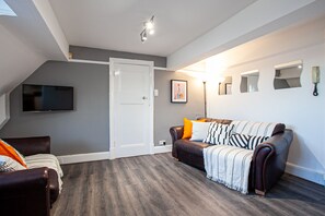 Living area - The Manchester Pad - Sleeps 12 (Manchester)