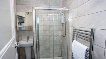 Apartment | Bathroom | Shower, free toiletries, hair dryer, towels