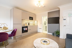 Apartamento elite, banheiro privativo, vista para a cidade | Lounge
