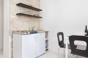 Chambre Double Romantique, non-fumeurs, vue jardin | Coin cuisine privé | Réfrigérateur, plaque de cuisson, bouilloire électrique