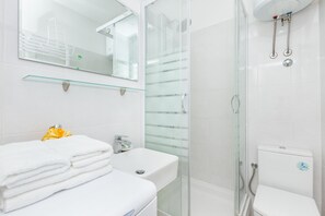Habitación romántica doble, no fumadores, vistas al jardín | Baño | Ducha, secador de pelo, toallas y jabón