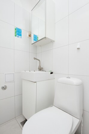 Chambre Double Romantique, non-fumeurs, vue jardin | Salle de bain | Douche, sèche-cheveux, serviettes fournies, savon