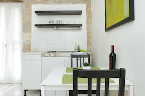 Romantic Double Room, Non Smoking, Garden View | In-room dining