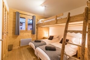 2 chambres, fer et planche à repasser, Wi-Fi, draps fournis