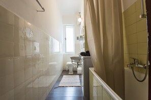 Bathroom - Gallery House with a glimpse of the sea (Trieste)
