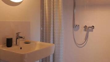 Een douche, een haardroger, handdoeken, zeep