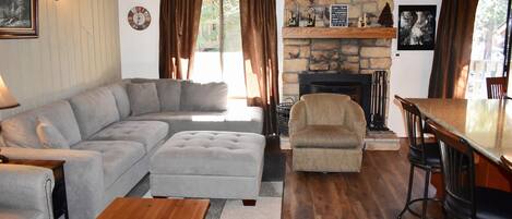 Televisión, chimenea, reproductor de DVD y futbolito