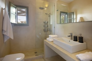 Villa, 4 Schlafzimmer, eigener Pool | Badezimmer