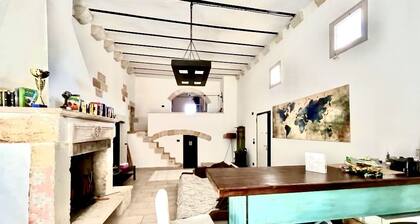 Vanha kunnostettu myllykivi porealtaalla