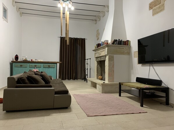 Televisión, chimenea, libros