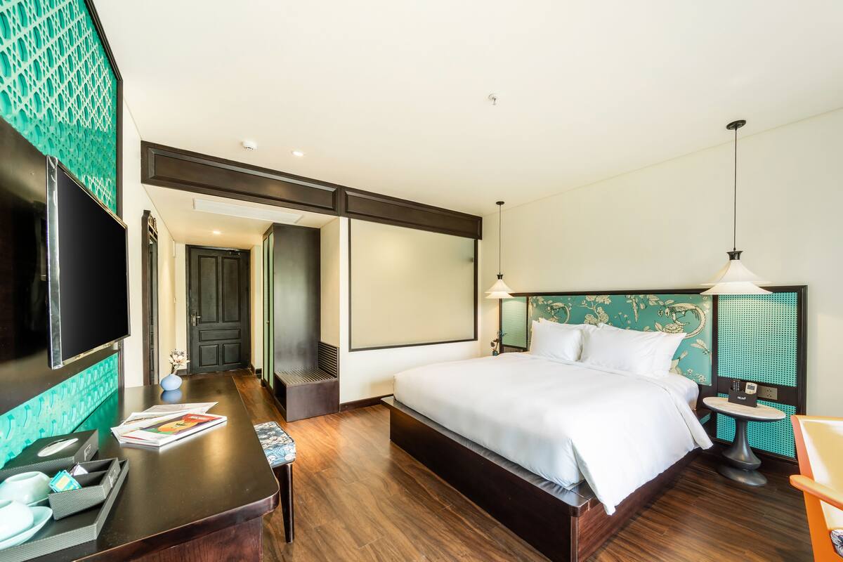Double Room, 1 King Bed, River View | Minibar, in-room safe, desk, blackout drapes