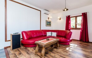 Smart TV y chimenea 