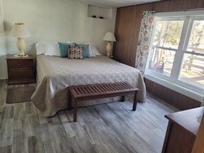 3 chambres, bureau, fer et planche à repasser, lit de bébé portatif