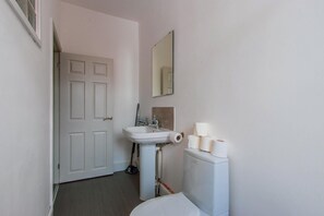 City Apartment, 3 Bedrooms | Bathroom | Shower, towels, toilet paper - 70 Elm Street (Cardiff)