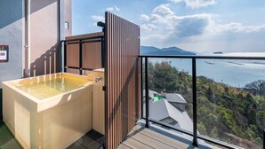 Tradisjonelt dobbelt- eller tomannsrom, ikke-røyk (with open-air bath) | Bad | Separat badekar og dusj, kildevannsbadekar og designertoalettartikler