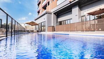 Außenpool (je nach Saison geöffnet), Sonnenschirme