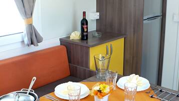 Mobile Home, 2 chambres | Restauration dans la chambre