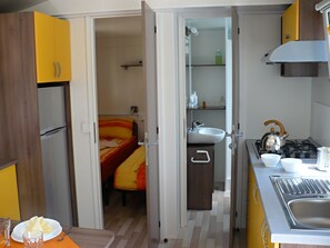 Casa mobile, 2 camere da letto | Angolo cottura privato | Frigorifero con congelatore, microonde, piano cottura
