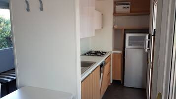 Mobile Home, 2 chambres | Coin cuisine privé | Grand réfrigérateur, micro-ondes, plaque de cuisson