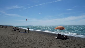 Di pantai dan antar-jemput gratis ke pantai