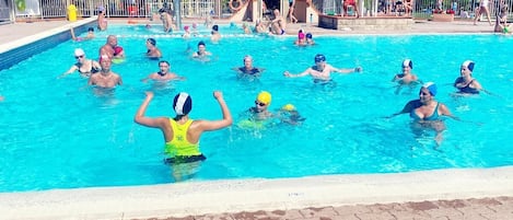 Una piscina al aire libre de temporada