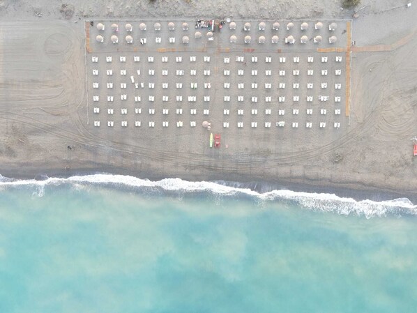 Di pantai dan antar-jemput gratis ke pantai